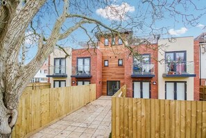Front of property - Razia Apartments (Oxford)