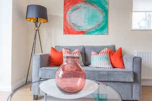 Apartamento, 2 quartos | Área de estar | TV de tela plana
