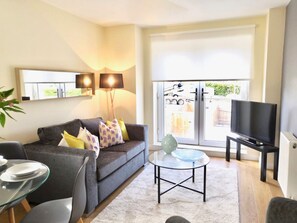 Appartamento Deluxe, 2 camere da letto | Soggiorno | TV a schermo piatto