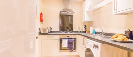 Appartement, 3 chambres | Cuisine privée | Grand réfrigérateur, micro-ondes, four, plaque de cuisson