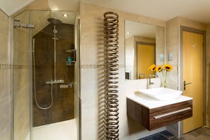 Appartement Deluxe, plusieurs lits | Salle de bain | Ensemble douche/baignoire, douche à « effet pluie »