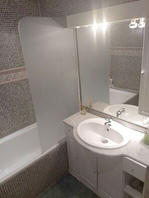 Shower, free toiletries, towels