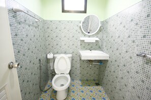 Shower, free toiletries, towels