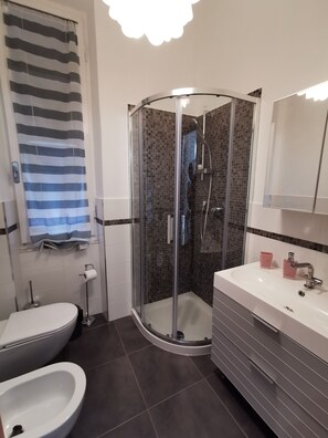 Departamento | Baño | Regadera, regadera tipo lluvia, amenidades de baño gratuitas 