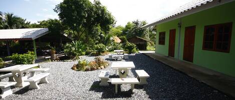 Familieværelse - ikke-ryger - udsigt over resort | Opholdsområde | 32-tommers fladskærms-tv med satellitkanaler, tv