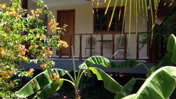 Bungalow Supérieur, 1 lit double, non-fumeur, vue établissement | Terrasse/Patio