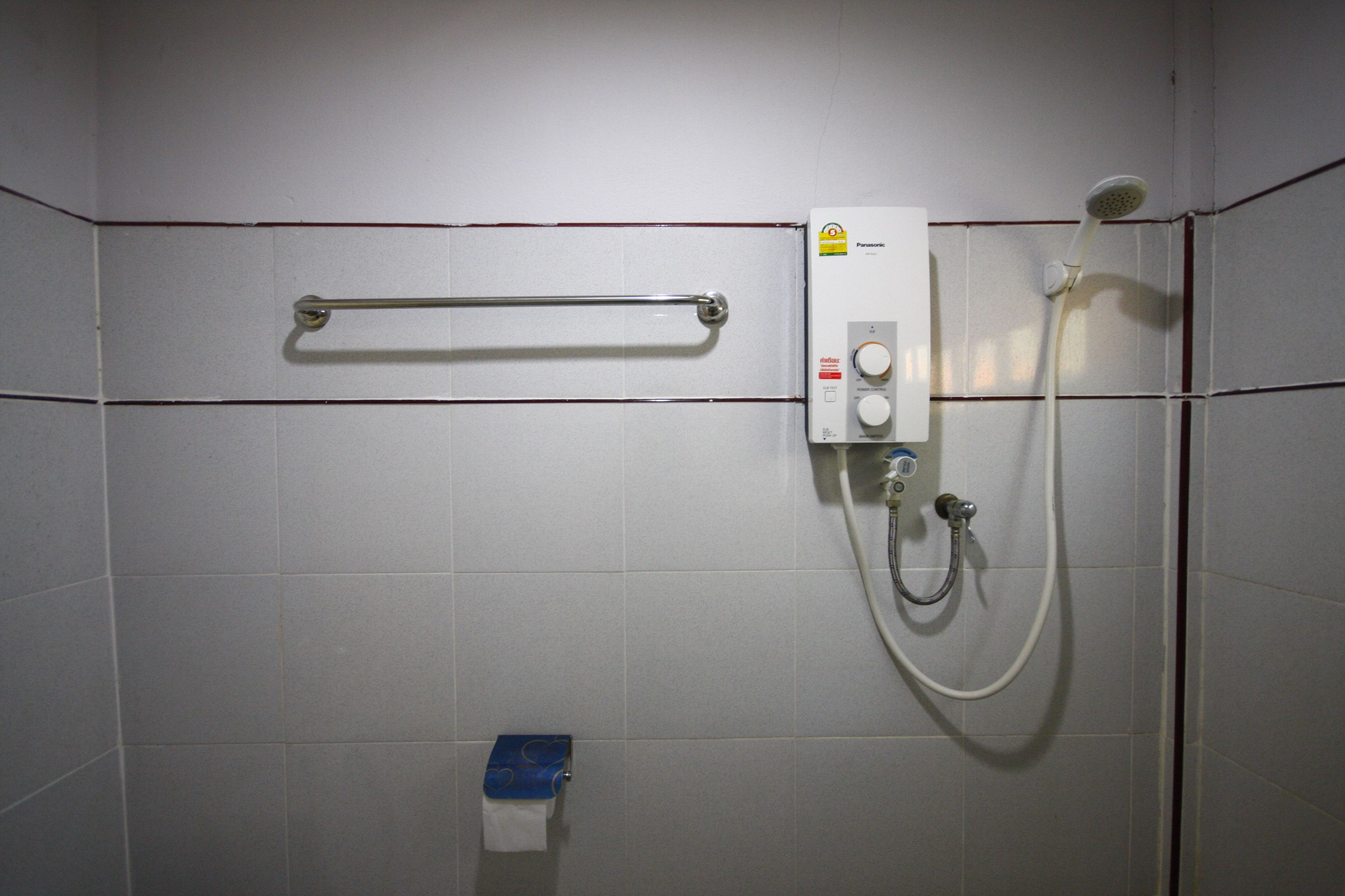 Bungalow Supérieur, 1 lit double, non-fumeur, vue établissement | Douche de la salle de bain