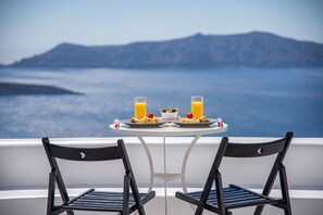 Luxury Villa, 1 Bedroom, Sea View | In-room dining