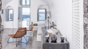 Ein modernes Interieur mit Essbereich, Bar und Meerblick.