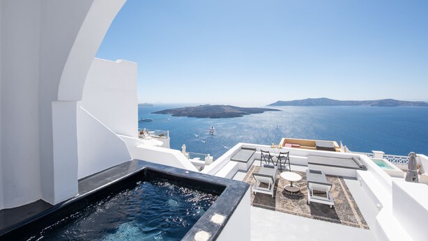 Eine Dachterrasse mit Pool, Sitzgelegenheiten im Freien und Blick auf das Meer und die Inseln.