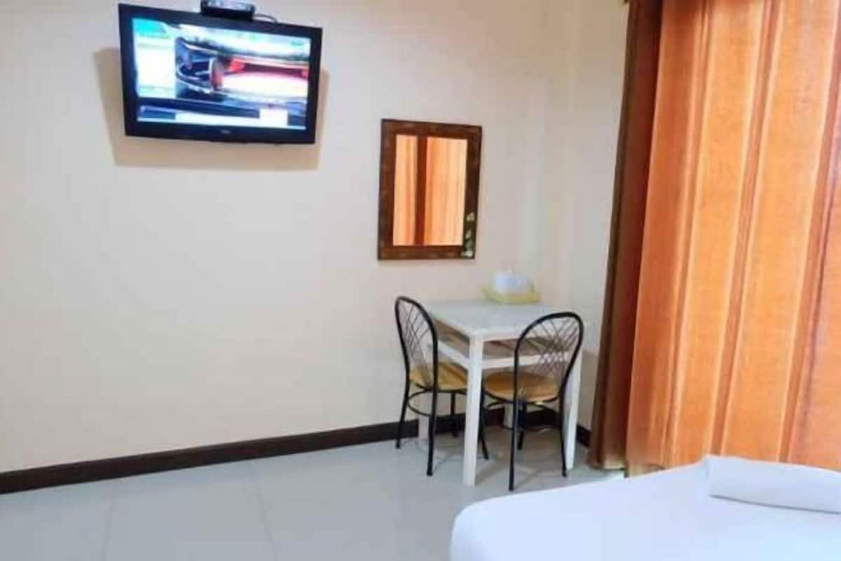 Escrivaninha, cortinas blackout, Wi-Fi de cortesia, roupa de cama