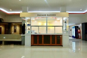 A reception area with a sign reading "SAKAEO GARDEN". - Sakaeogarden Hotel (Sa Kaeo)