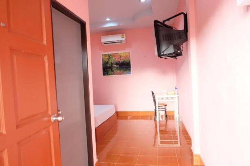 Desk, blackout curtains, free WiFi, bed sheets