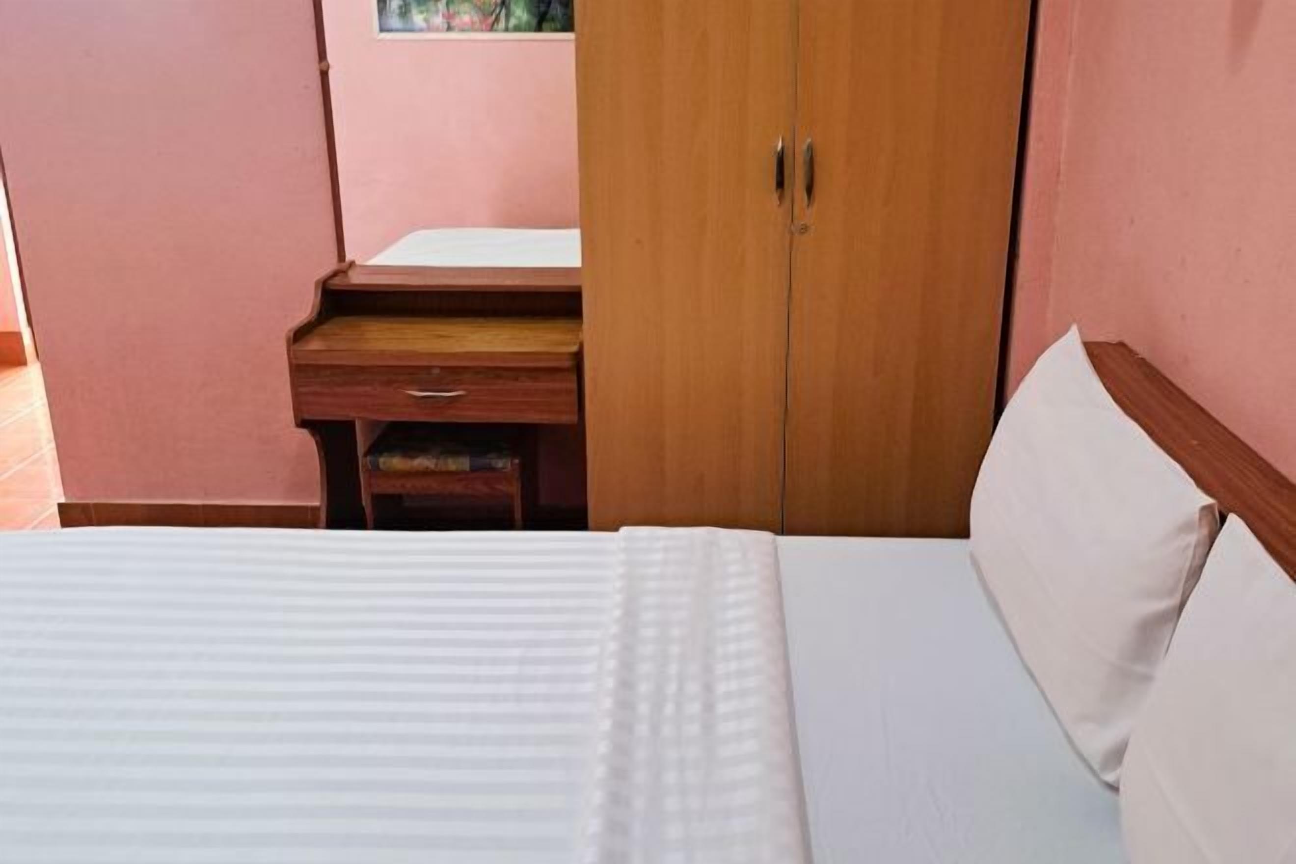 Skrivebord, blendingsgardiner, wi-fi (inkludert) og sengetøy