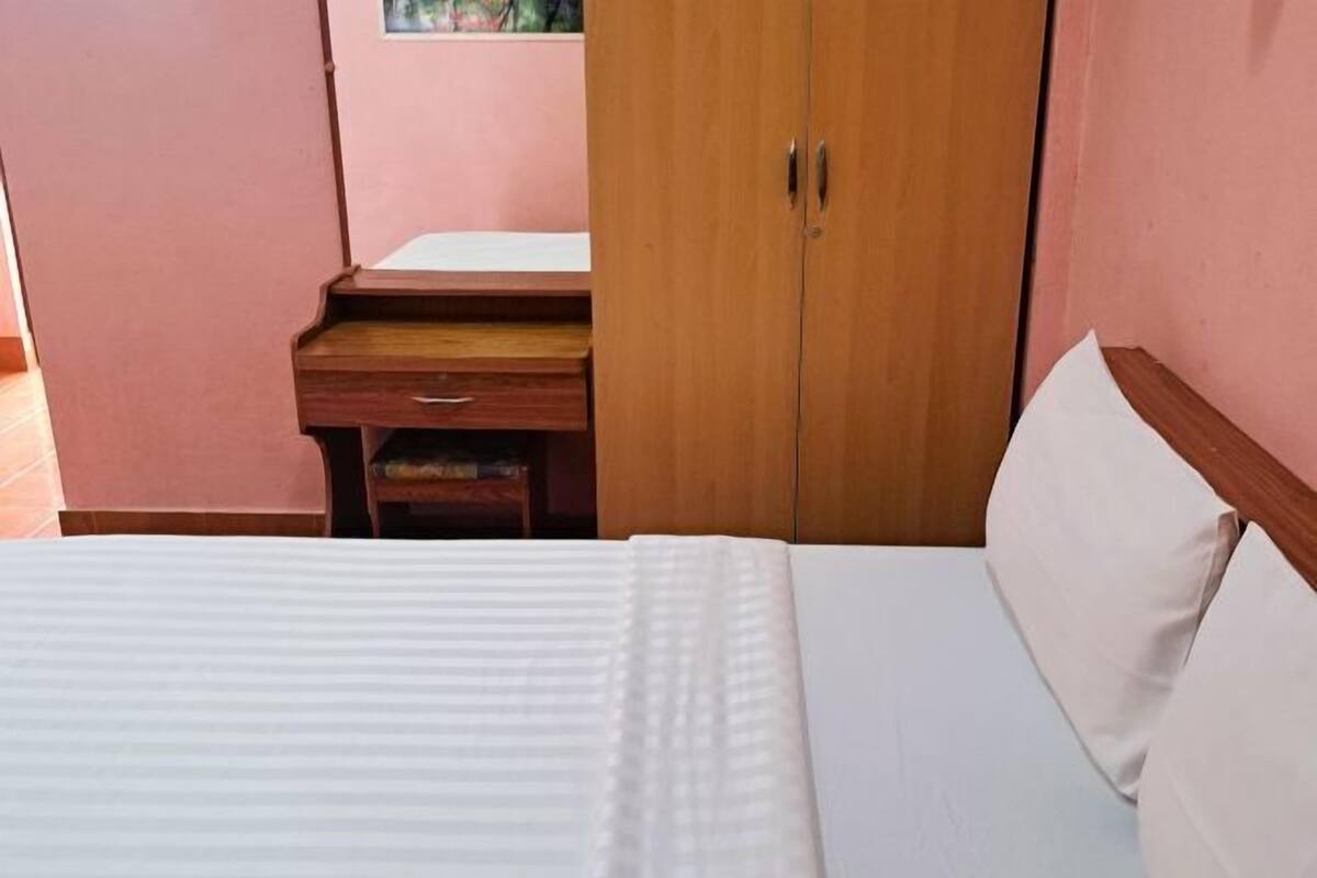 Een bureau, verduisterende gordijnen, gratis wifi, beddengoed