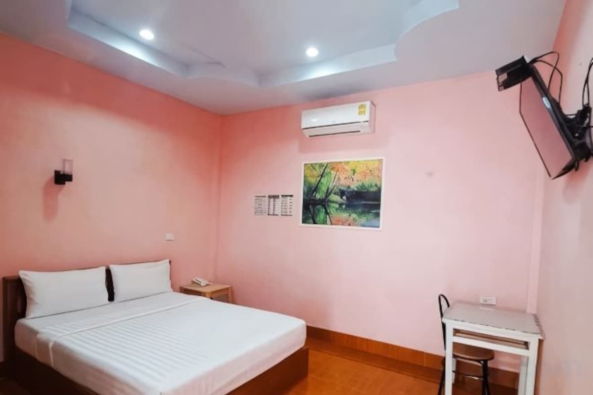 Desk, blackout drapes, WiFi (free), bed sheets