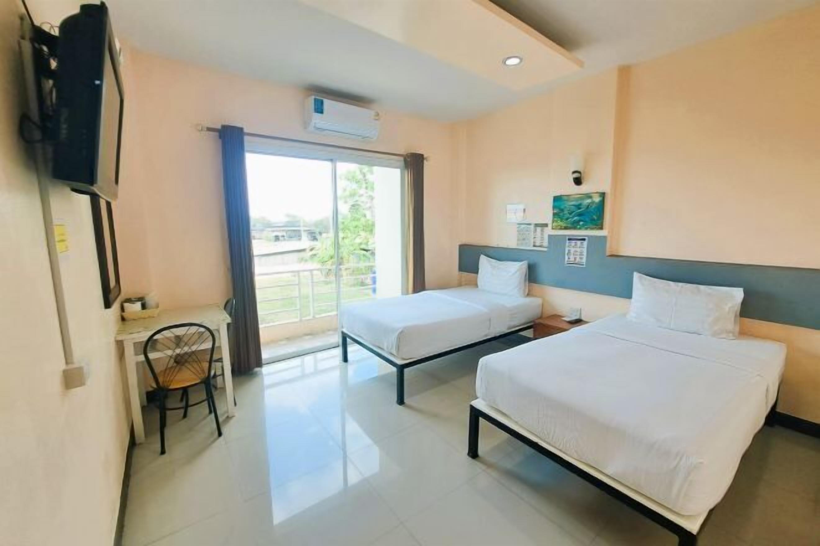 Skrivebord, blendingsgardiner, wi-fi (inkludert) og sengetøy