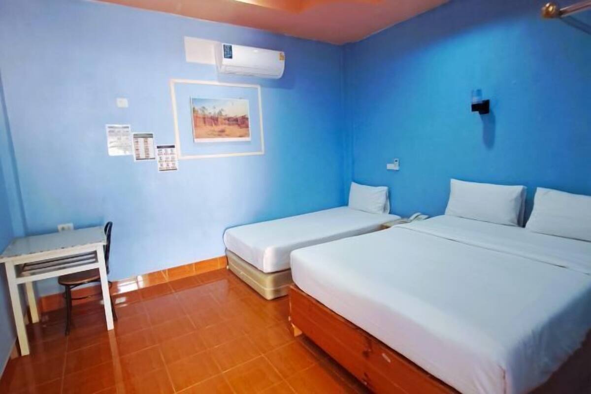 Skrivebord, blendingsgardiner, wi-fi (inkludert) og sengetøy