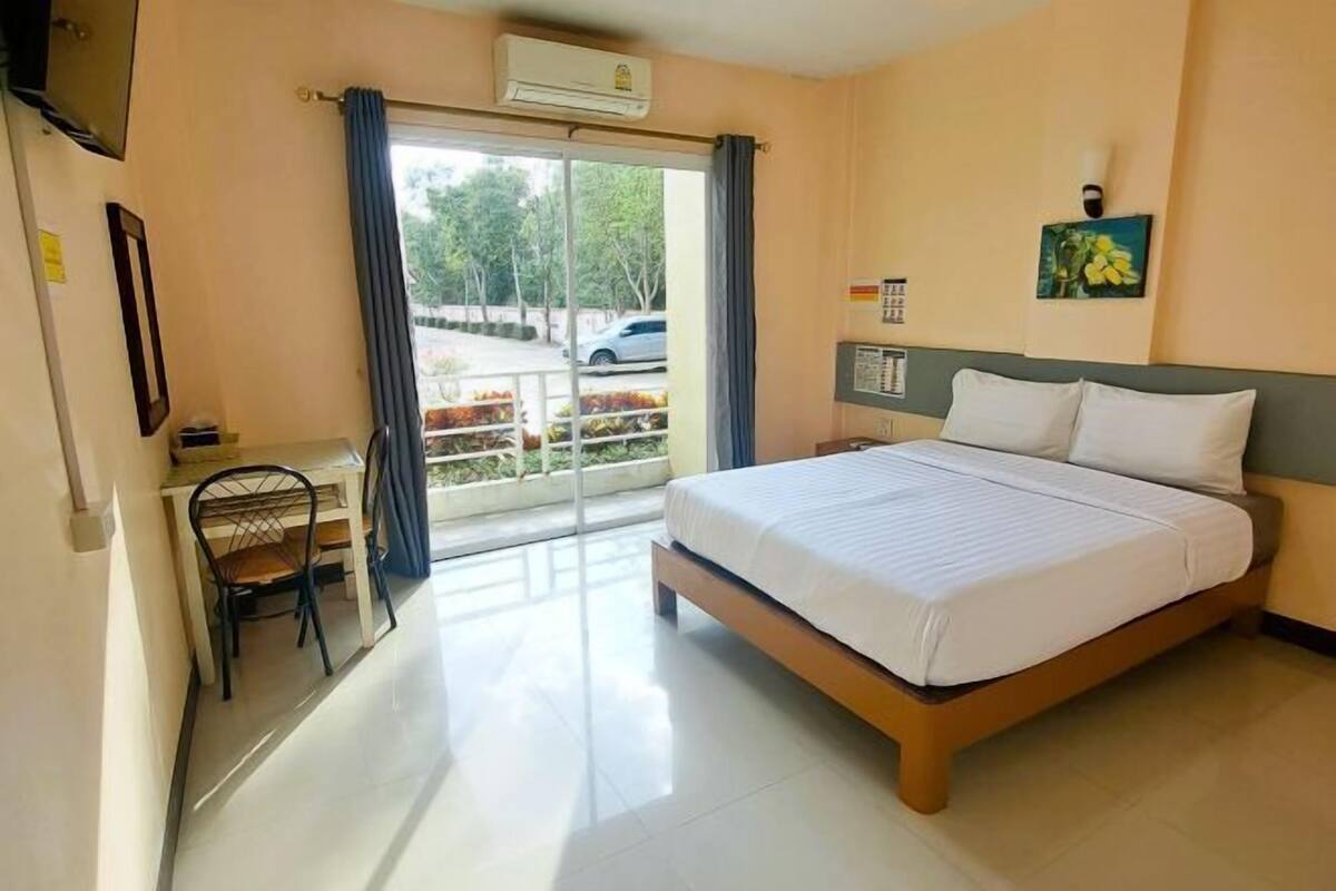 Skrivebord, blendingsgardiner, wi-fi (inkludert) og sengetøy