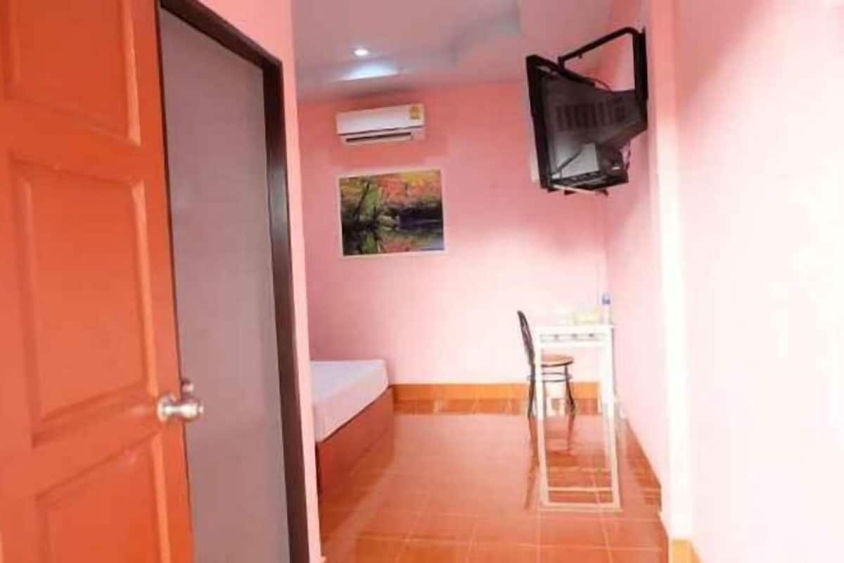 Escrivaninha, cortinas blackout, Wi-Fi de cortesia, roupa de cama