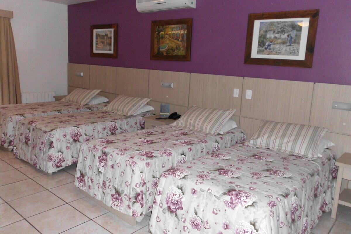 Frigobar, cofres nos quartos, escrivaninha, berços grátis