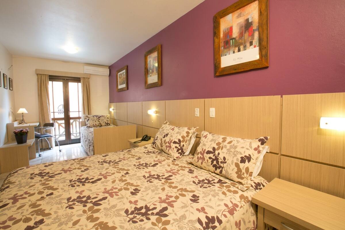 Frigobar, cofres nos quartos, escrivaninha, berços grátis