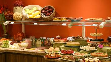 Free daily buffet breakfast