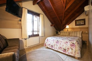 Double or Twin Room | Minibar, in-room safe, desk, free cribs/infant beds - Pousada Belluno (Gramado)