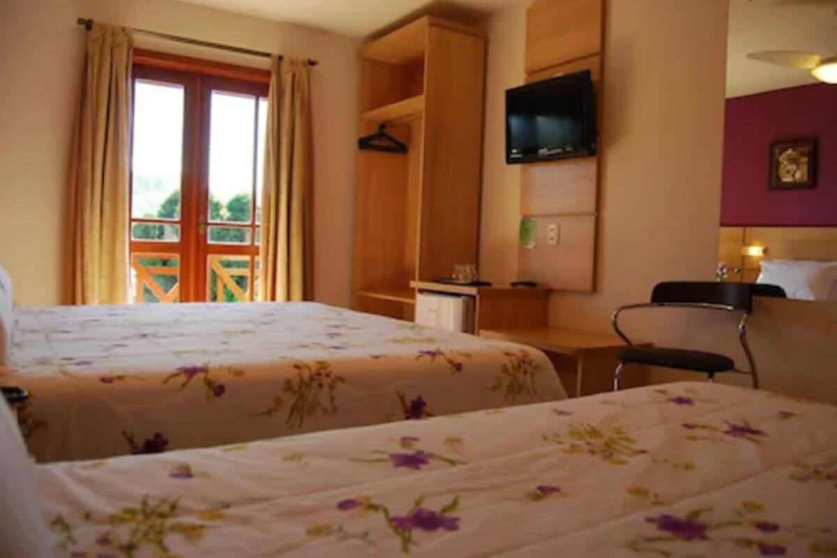 Frigobar, cofres nos quartos, escrivaninha, berços grátis