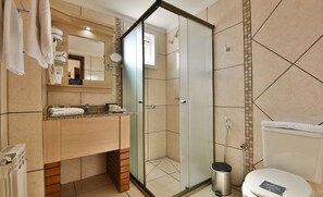 Shower, free toiletries, hair dryer, bidet - Pousada Belluno (Gramado)