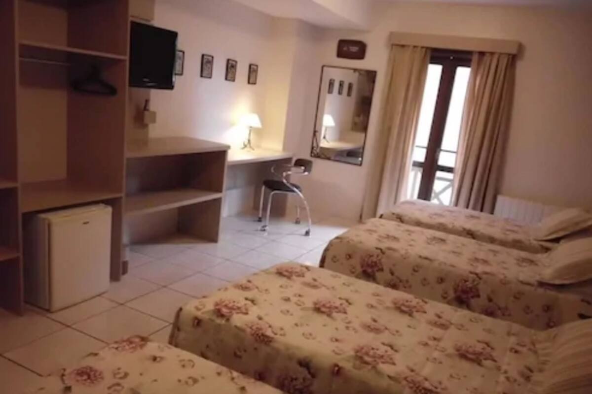 Quarto quádruplo | Frigobar, cofres nos quartos, escrivaninha, berços grátis