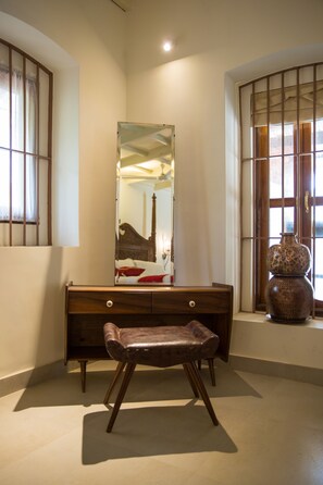 Casa de campo familiar, 2 habitaciones, vistas a la piscina | 1 dormitorio, minibar, caja fuerte y escritorio