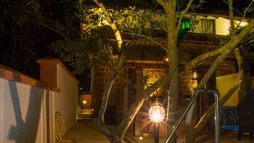 Alberca techada, alberca al aire libre y camastros
