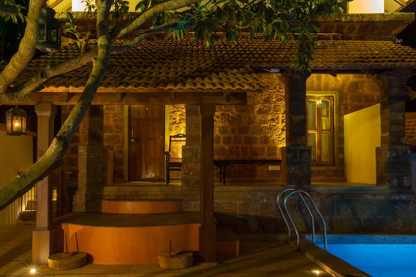 Fachada da propriedade à noite