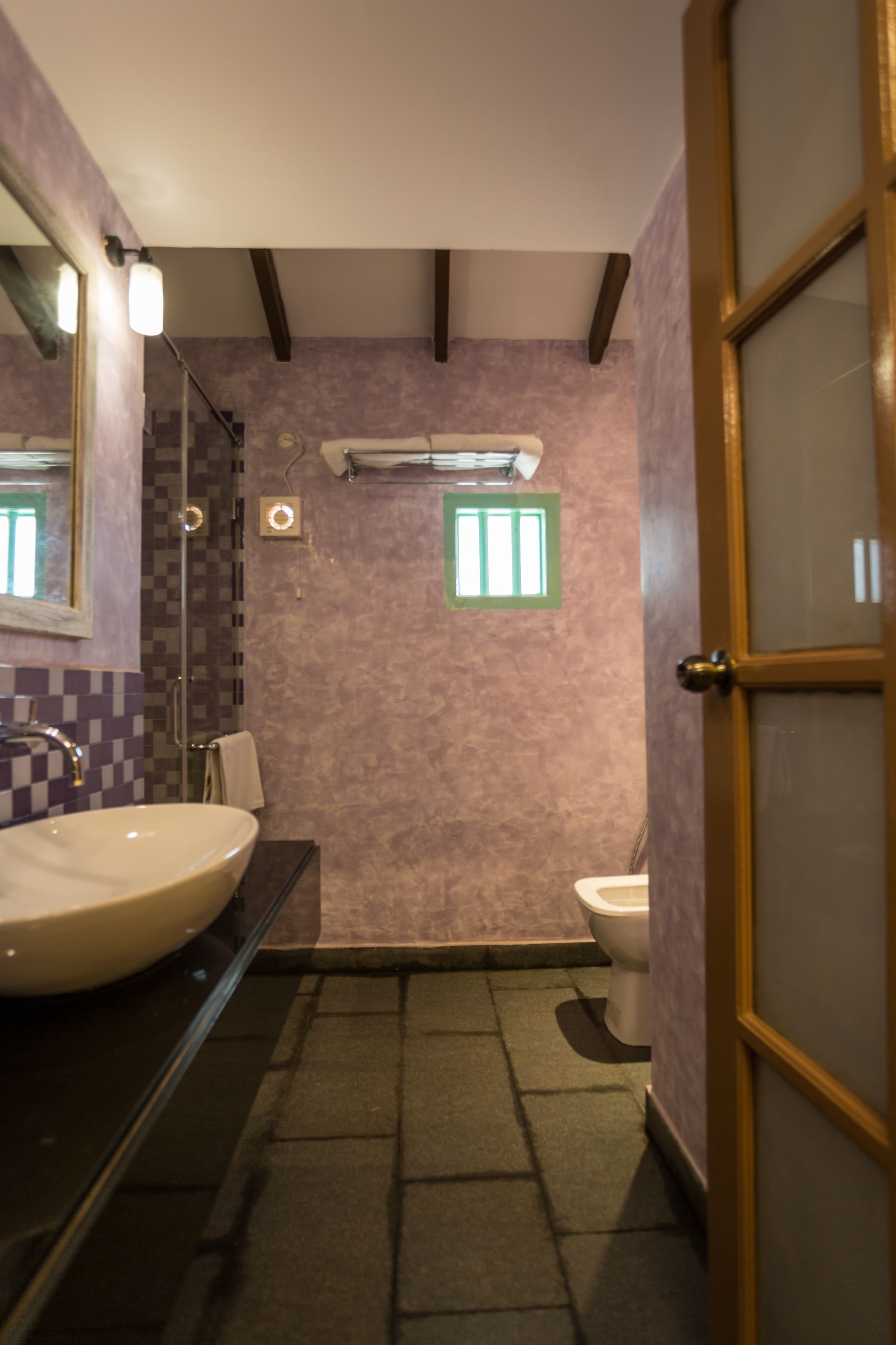 Un baño con un lavamanos grande, un inodoro y una ducha.