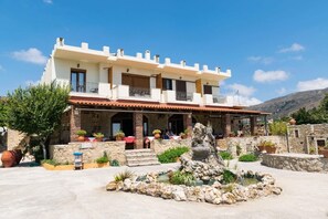 Vista frontal de la propiedad