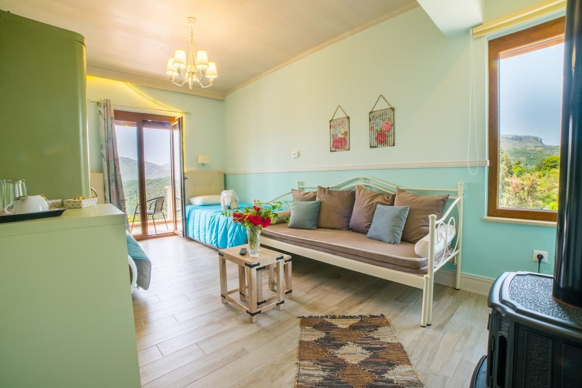 Chambre Deluxe, balcon (Psiloritis) | Aire de séjour | Téléviseur à écran plat de 29 po avec télévision par cùble, téléviseur