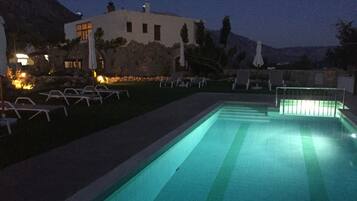 Sesongbasert utendørsbasseng og bassengparasoller