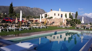 Kolam renang outdoor musiman, dengan payung kolam renang