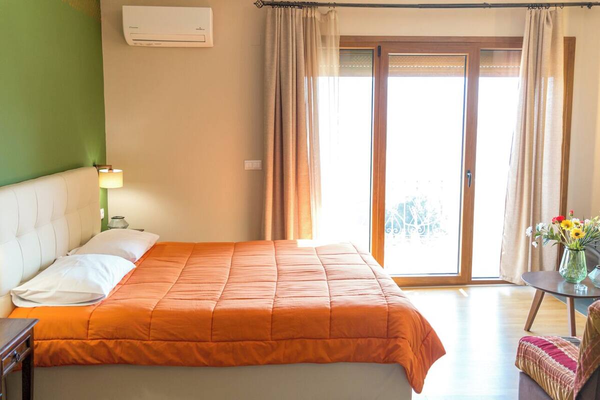 Habitación doble Confort, balcón (Kedros) | Tabla de planchar con plancha, wifi gratis y ropa de cama