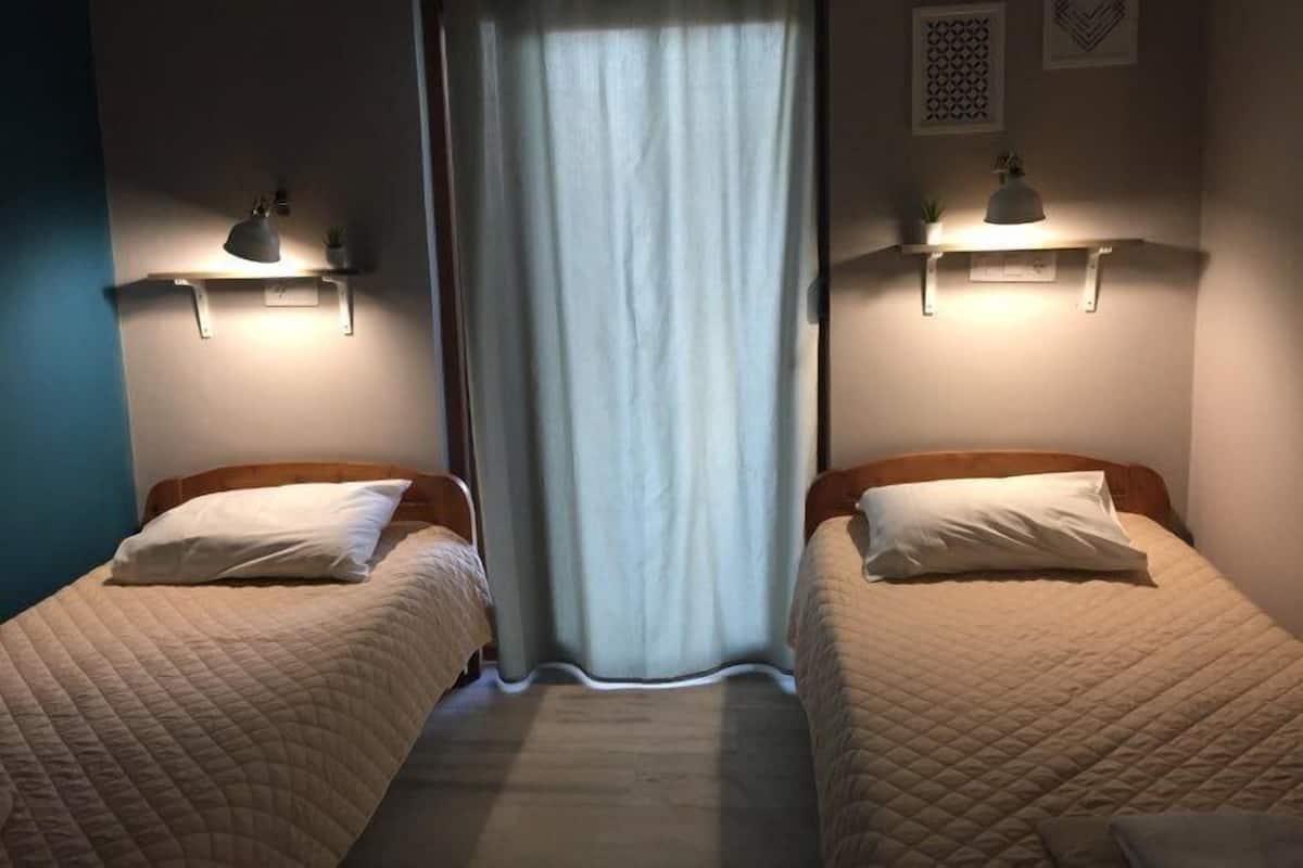 Chambre classique double ou avec lits jumeaux, balcon (Leska) | Fer et planche Ă repasser, accĂšs au Wi-Fi (inclus), literie fournie