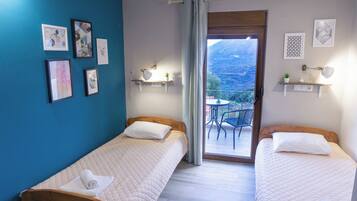 Dobbelt- eller tomannsrom – classic, balkong (Leska) | Strykejern/-brett, wi-fi (inkludert) og sengetøy