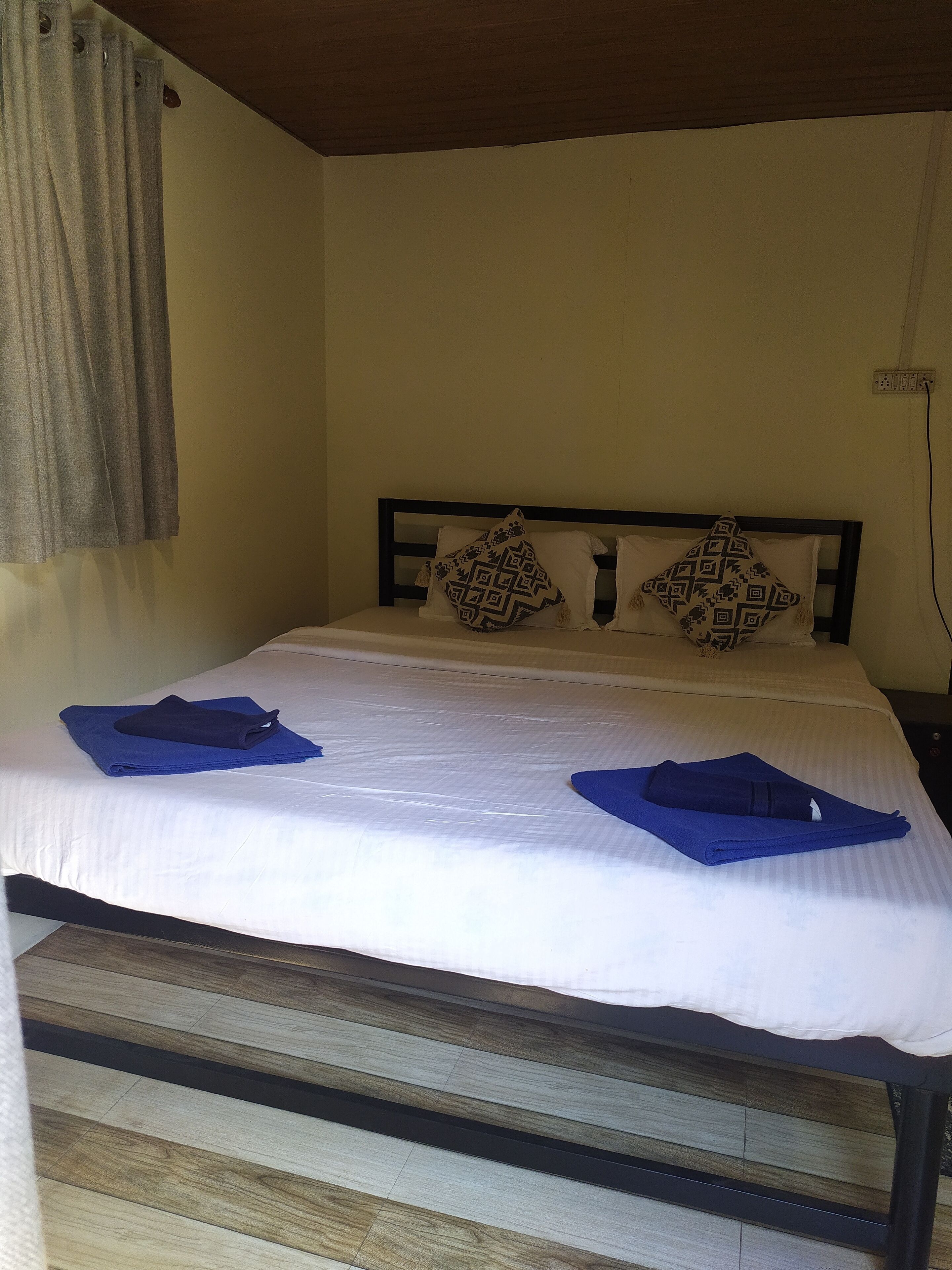 Standard-Baumhaus, 1 King-Bett | Zimmersafe, kostenloses WLAN, Bettwäsche