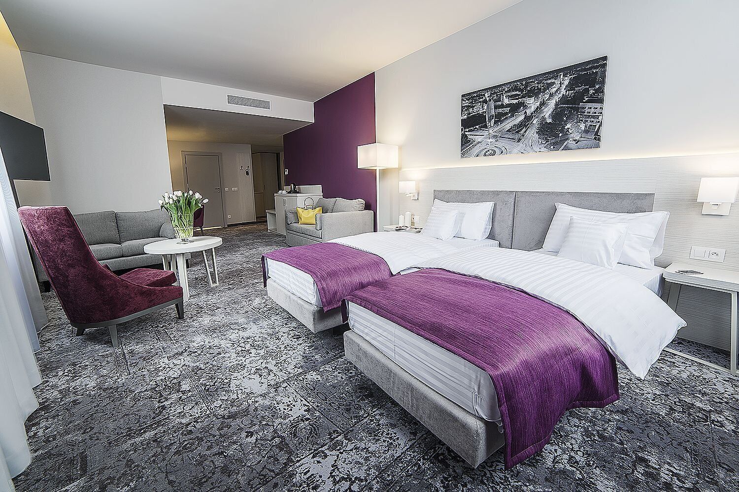 Minibar y caja de seguridad en la habitación 