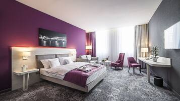 Minibar, in-room safe