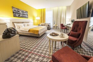 Een minibar, een kluis op de kamer