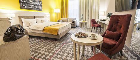 Minibar, in-room safe