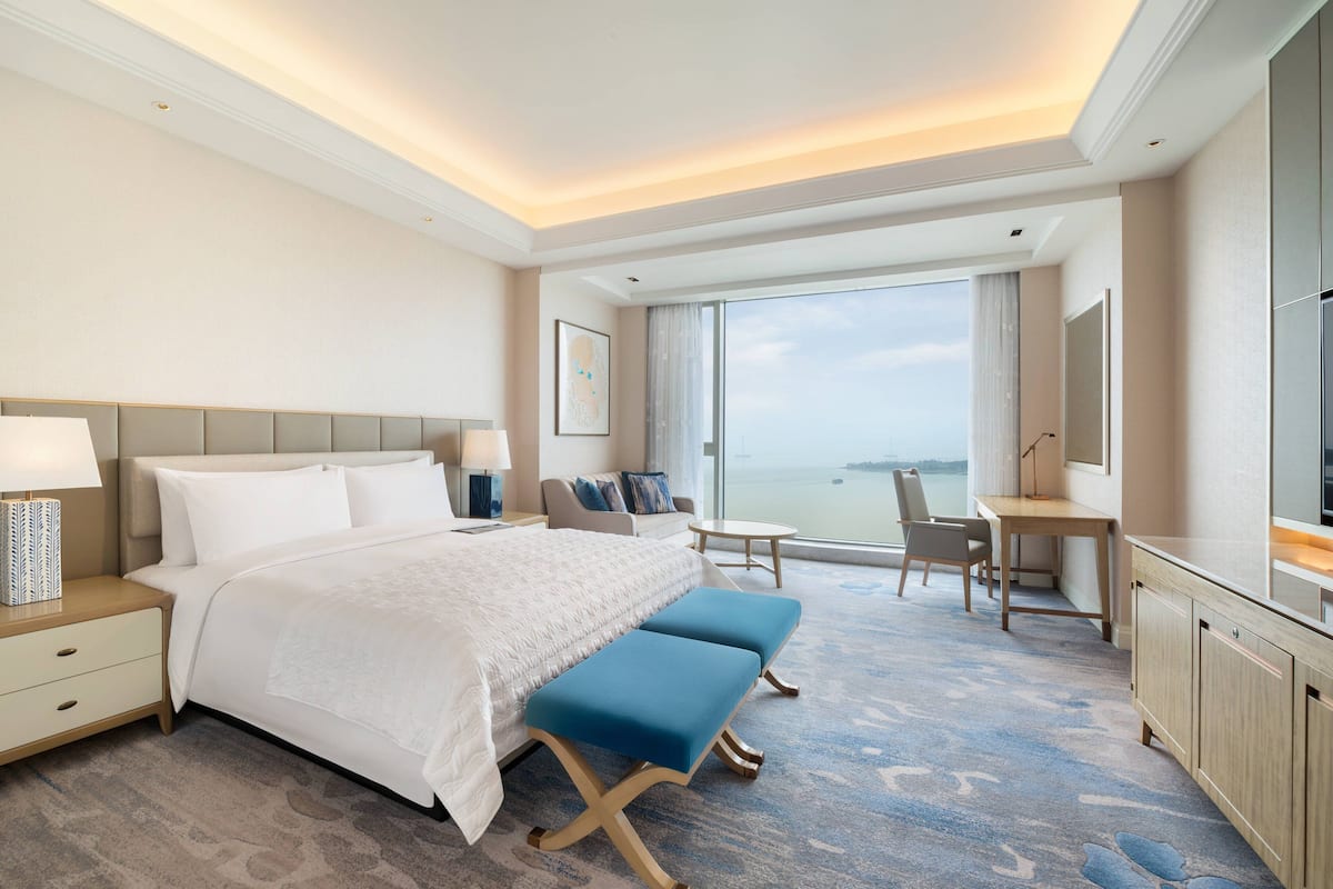 Luxe beddengoed, donzen dekbedden, een minibar, een kluis op de kamer