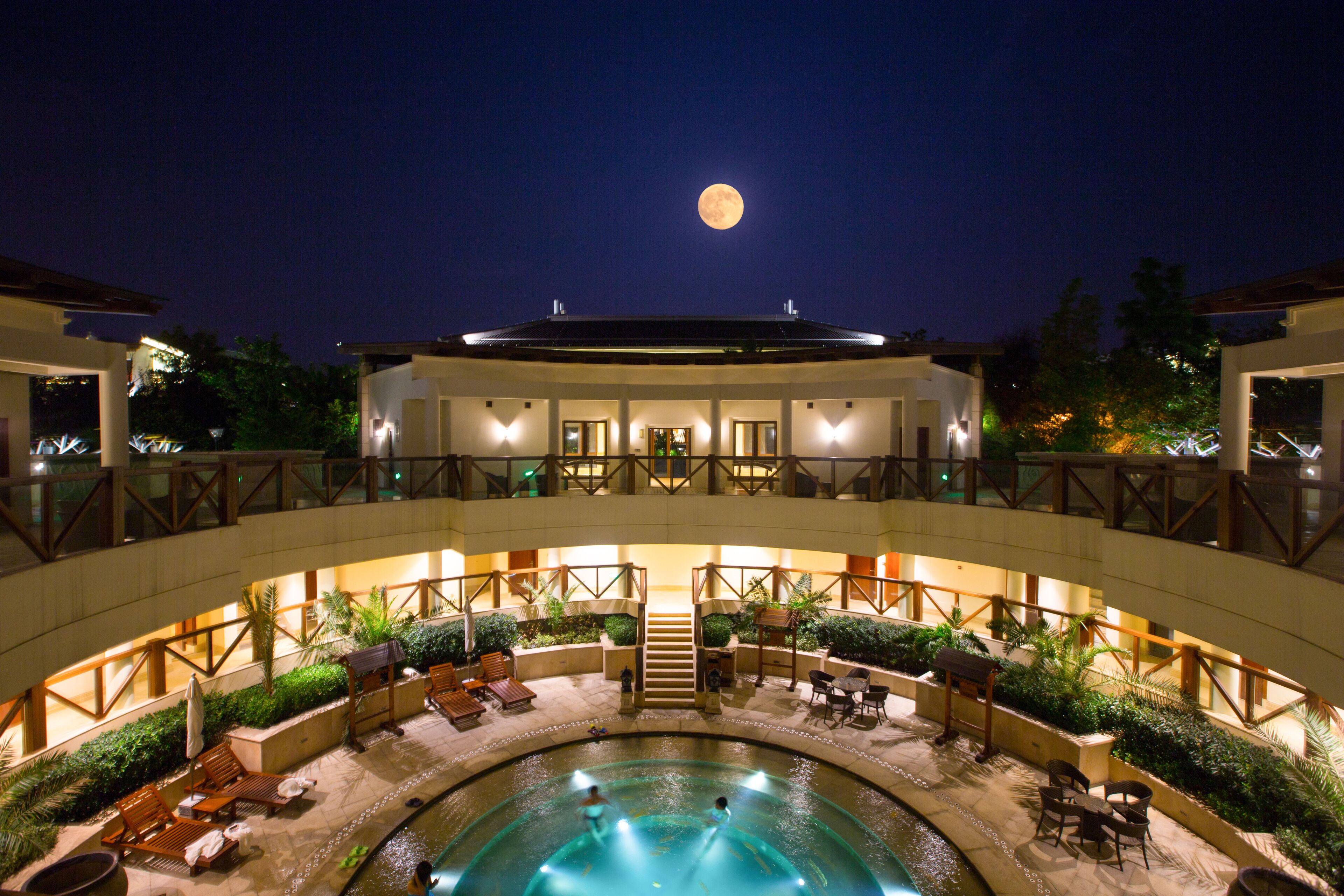 Suối nước nóng