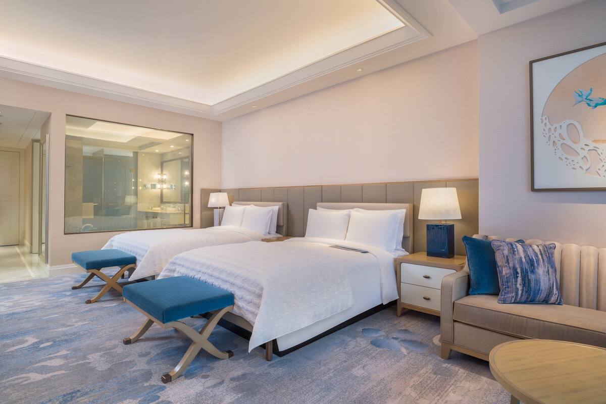Luxe beddengoed, donzen dekbedden, een minibar, een kluis op de kamer